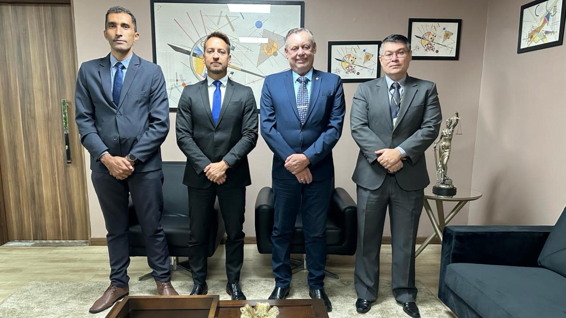 Na foto, o presidente do TJAP, Des. Adão Carvalho, o segundo da (Direita para esquerda), acompanhados de representantes da Polícia Federal 